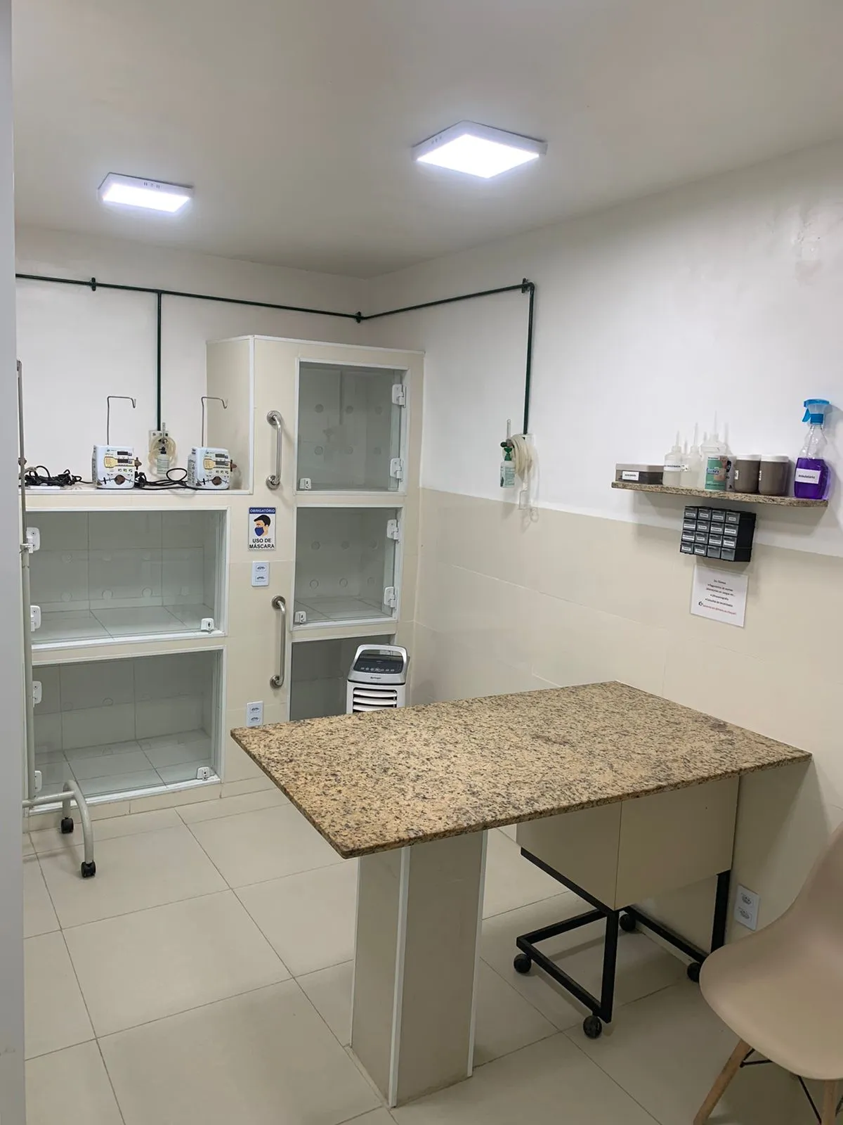 Sala de internação com baias e equipamentos de infusão